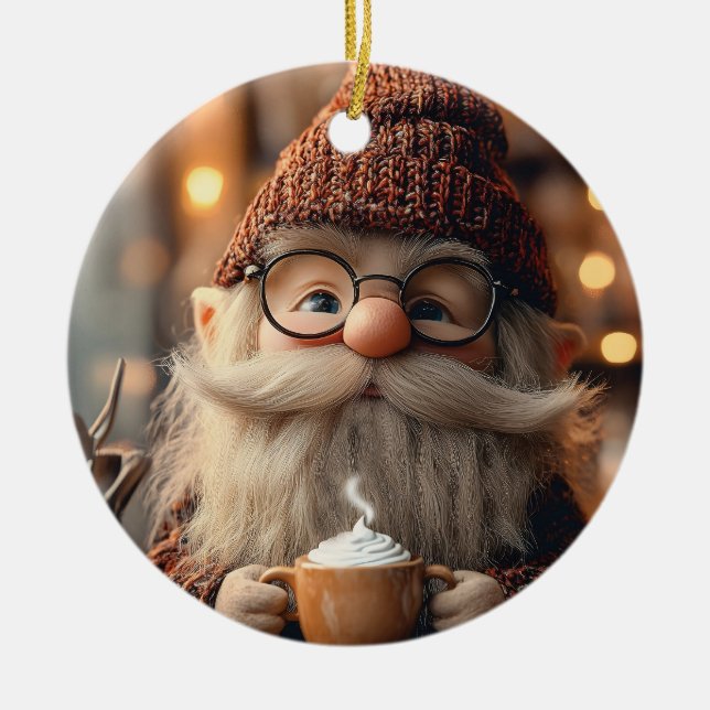 Mysigt Gnome Enjoying a Kopp of Hett Cocoa Julgransprydnad Keramik (Framsidan)