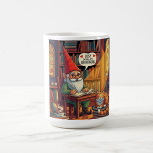 Mysigt gnome som gör sin ramverk kaffemugg
