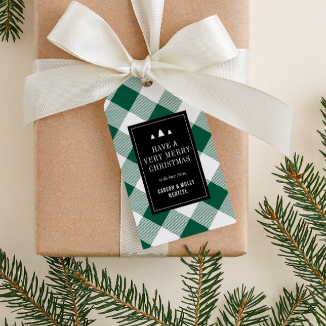 Mysigt Grönt och vit Buffalo Play-jul Presentetikett (black and green buffalo plaid winter Christmas gift tag with custom text and three tree graphics)