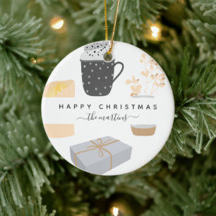 Mysigt jul i lycklig som illustreras med Namn Julgransprydnad Keramik