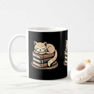 Mysigt katt på ägare av sällskapsdjur i Bokar och Kaffemugg