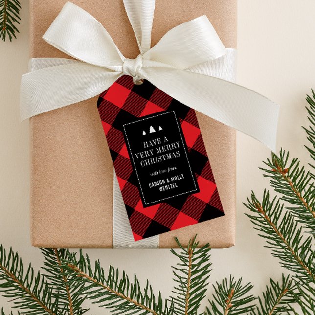 Mysigt Red and Black Buffalo Play-jul Presentetikett (black and red buffalo plaid winter Christmas gift tag with custom text and three tree graphics)