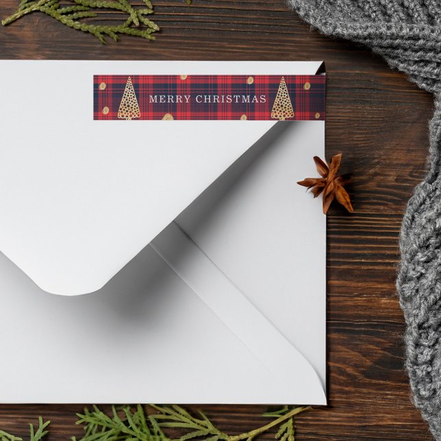 Mysigt rött och blått stilt, modern Julgran Etikettband (Cozy Red & Blue Plaid Modern Christmas Tree Wrap Around Label)