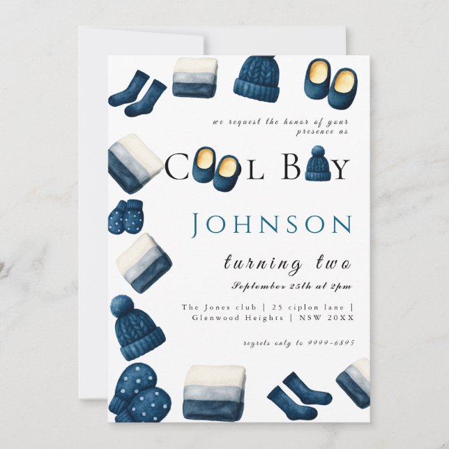 mysigt sommarpojke som vrids två inbjudningar (Framsida)