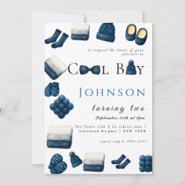 mysigt sommarpojke som vrids två inbjudningar