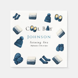 mysigt sommarpojke som vrids två pappersservett