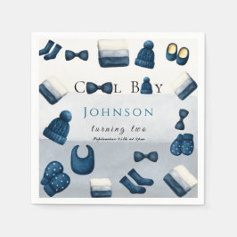 mysigt sommarpojke som vrids två pappersservett