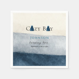 mysigt sommarpojke som vrids två pappersservett