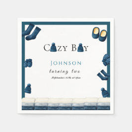 mysigt sommarpojke som vrids två pappersservett