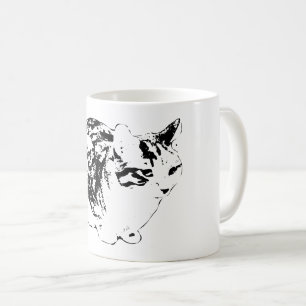 Mysigt tabby på vinter-bevakning kaffemugg