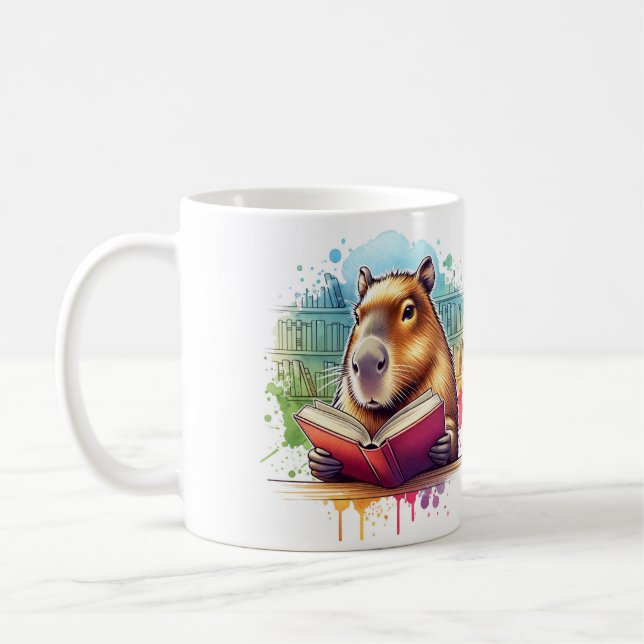 Mysigt upp i Bibliotek med Mugg som läser Capybara (Vänster)