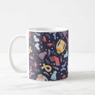 Mysigt vintertid sak mot blå bakgrund. Knitten c Kaffemugg