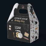 Mysteri Kids Secret Agent Spy Detektiv Birthday Presentaskar<br><div class="desc">En söt hand plockade-design med mystiskt, hemligt agent spionerade bilder. En underbar design för rymdområdets party teman, hemliga agent uppdrag och mördar mystiska spel. Den här mystiska, spion-temadesignen är en perfekt som utformar för barn sovrumsdekor, party-dekan och vem som helst som kärlek för att lösa mystiska spel. Personlig den här...</div>