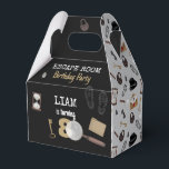 Mysteri Kids Secret Agent Spy Detektiv Birthday Presentaskar<br><div class="desc">En söt hand plockade-design med mystiskt, hemligt agent spionerade bilder. En underbar design för rymdområdets party teman, hemliga agent uppdrag och mördar mystiska spel. Den här mystiska, spion-temadesignen är en perfekt som utformar för barn sovrumsdekor, party-dekan och vem som helst som kärlek för att lösa mystiska spel. Personlig den här...</div>