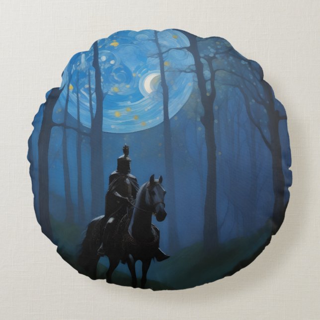 Mysterious Black Knight i Moonlit Forest Rund Kudde (Framsidan)