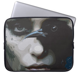 Mysterisk kvinna med korp laptop fodral