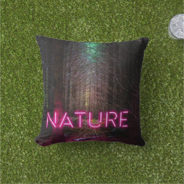 Mysterisk skogskaraktär för grö - magentans tecken kudde