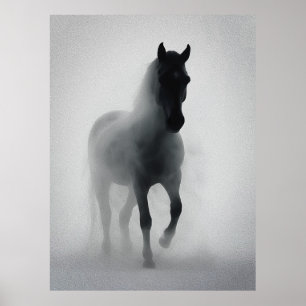 Mysterisk svart häst framträder ur dimman poster