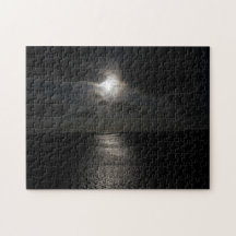 Mysteriskt vitt sol i svart himlar