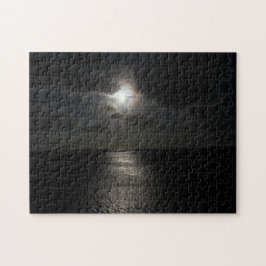 Mysteriskt vitt sol i svart himlar pussel