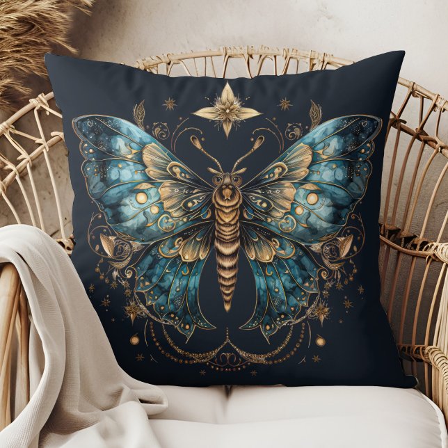Mystic Moth – Förtrollad Månkudde Kudde (Mystic Moth – Enchanted Moon Throw Pillow in a boho rattan armchair.)