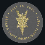 Mystic Tarot Bachelorette Party Runt Klistermärke<br><div class="desc">Försegla magin i stil med den här eleganten runt dekal, med en gyllene tarotstjärna på rikens svarta bakgrund - perfekten rör om Sarah Bachelorette firande. Använda det till förseglingskuvert, dekorera favoritpåsar, vin flaskor eller presentlådor. Med sin häftiga vib och kultluft tillför detta klistermärke en mystisk charm till alla party yta....</div>