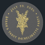 Mystic Tarot Bachelorette Party Runt Klistermärke<br><div class="desc">Försegla magin i stil med den här eleganten runt dekal, med en gyllene tarotstjärna på rikens svarta bakgrund - perfekten rör om Sarah Bachelorette firande. Använda det till förseglingskuvert, dekorera favoritpåsar, vin flaskor eller presentlådor. Med sin häftiga vib och kultluft tillför detta klistermärke en mystisk charm till alla party yta....</div>