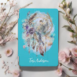 Mystical Dreamcatcher Fairy Aqua iPad Mini Skydd<br><div class="desc">Denna mystiska ipad cover har en förtjusande drömmare med en underbar älv, blommor, fjädrar och ett ömtåligt blad. Personlig med ditt namn, så har det magiska fodral säkert en lugnande vibe för din iPad. Om du vill kan du ändra teckensnitt, färg eller färg i bakgrunden genom att klicka på Redigera...</div>