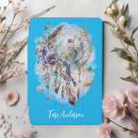 Mystical Dreamcatcher Fairy Blue iPad Mini Skydd<br><div class="desc">Denna mystiska ipad cover har en förtjusande drömmare med en underbar älv, blommor, fjädrar och ett ömtåligt blad. Personlig med ditt namn, så har det magiska fodral säkert en lugnande vibe för din iPad. Om du vill kan du ändra teckensnitt, färg eller färg i bakgrunden genom att klicka på Redigera...</div>