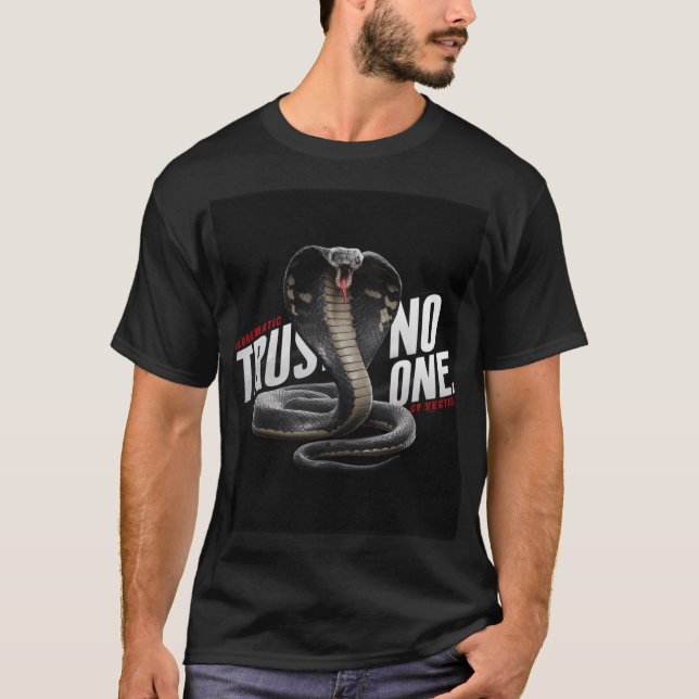 "Mystical Kung Snake Graphic with 'Trust No one" T Shirt (Framsida)