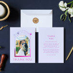 Mystical Lavender Rosa Sol Måne Star Photo Bröllop Tack Kort<br><div class="desc">Mystical Chic Lavender Rosa Sol Stars Celestial Space Photo Bröllop Tack Du Cards har sol, måne och stjärnor med en rosa och Måne lila som omger ditt favoritfoto på en pastelllavender-bakgrund. Lägg till anpassningsbarnas tack i motsatt riktning. Anpassa genom att redigera texten i de angivna textrutorna och lägga till ditt...</div>