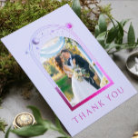 Mystical Lavender Rosa Sol Måne Star Photo Bröllop Tack Kort<br><div class="desc">Mystical Chic Lavender Rosa Måne Stars Celestial astronomy Space Photo Bröllop Tack Du Cards har sol, måne och stjärnor med en rosa och Sol lila som omger ram på en pastelllavender-bakgrund. I motsatt riktning lägger du till anpassningsbarnas tack och tackmeddelande och ytterligare en bild. Anpassa genom att redigera texten i...</div>