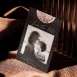 Mystical Moon | Elegant svart kosmisk foto bröllop Spara Datumet<br><div class="desc">Meddela din kommande bröllop med det här mystiska mån-tema förhandsanmälningskortet, med eleganta svarta toner och utsökta himmelska illustrationer. Designat för par som söker en blandning av modern sofistikation och kosmisk charm, sätter detta kort den perfekta tonen för boho-, gotiska eller andliga bröllop. Finns tillgängligt som ett professionellt tryckt kort eller...</div>