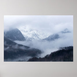 Mystisk dimma rullar genom bergskedjor poster