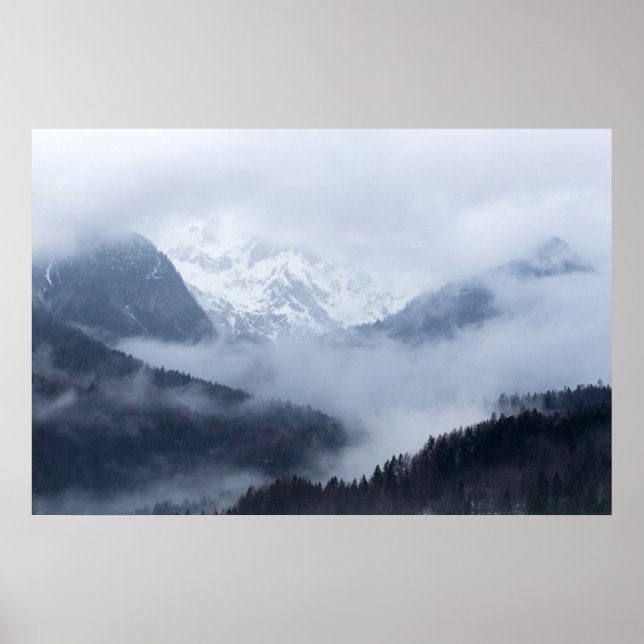 Mystisk dimma rullar genom bergskedjor poster (Framsidan)