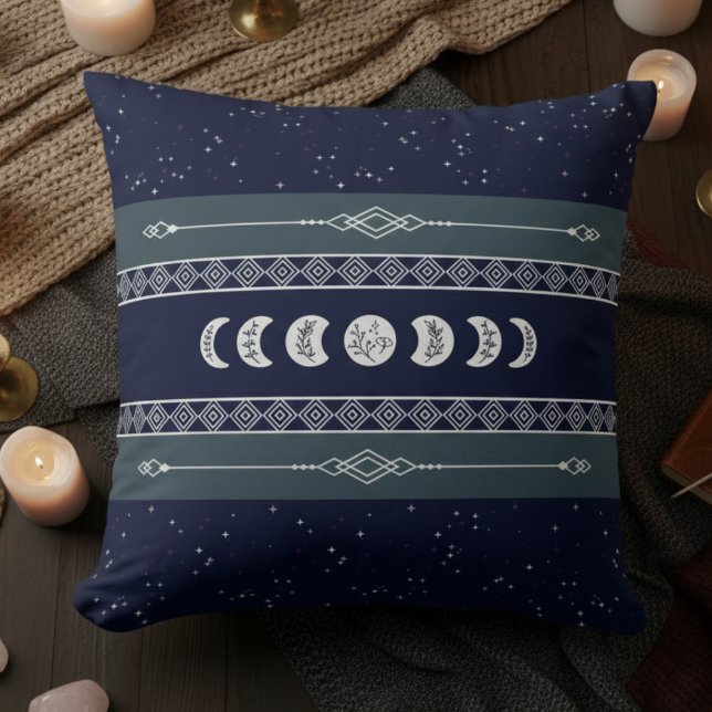 Mystisk Mån Navyblå Natt Himmel Kudde (Track the magic of the cosmos with this Deep Navy and Silver Lunar Phase Pillow)