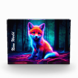 Mystisk neonräv i glansbehärskad skog