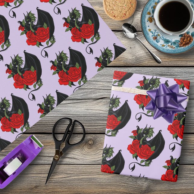 Mystisk Svart Drakes Röda Rosor Lavendel Gotisk Presentpapper (Skapare uppladdad)