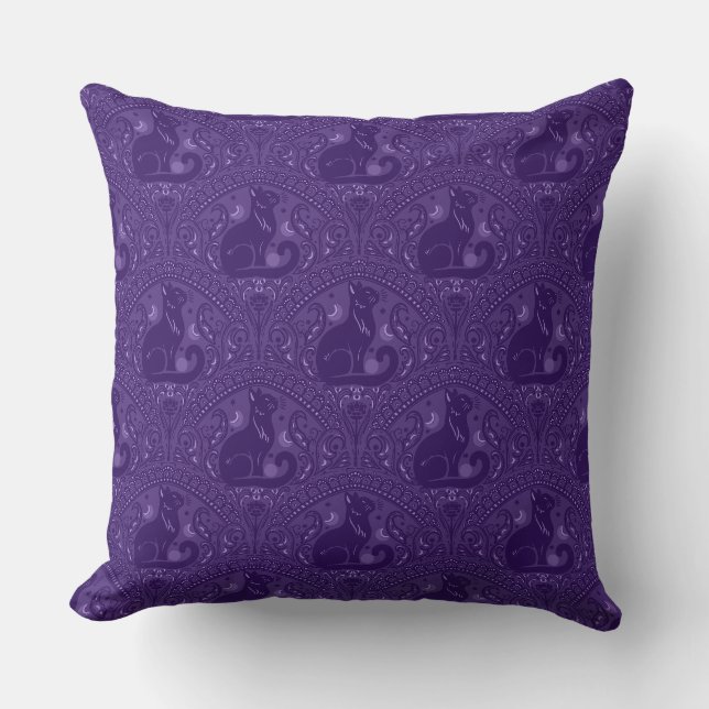 Mystisk svart katt i violett  kudde (Framsida)