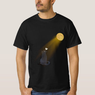 Mystisk svart katt som stirrar på den lysande måne t shirt