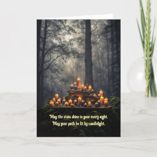 Mystiska ljus i grattis på födelsedagen i skogen kort