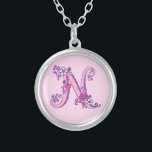 N dekorativt brev-halsband i monogram silverpläterat halsband<br><div class="desc">Söt brev N monogram pendant. Det vimska brev-teckning i det ursprungliga brev N-huvudmålet för presentflickor med ett namn som börjar med N. Background färg kan ändras om det behövs,  för närvarande ljust rosa. © Original teckning och design av Sarah Trett www.sarahtrett.com för www.mylittleeden.com</div>