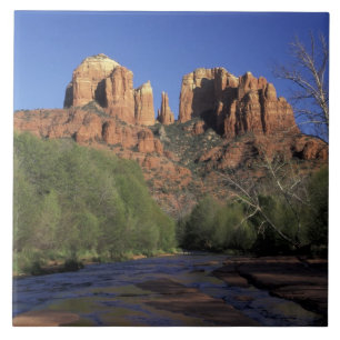 NA, USA, Arizona, Sedona. Cathedral Rock och ek Kakelplatta