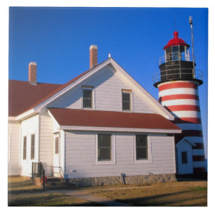 NA, USA, Maine. West Quoddy fyr i närheten Kakelplatta