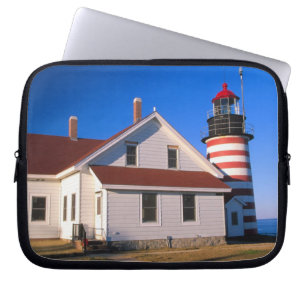 NA, USA, Maine. West Quoddy fyr i närheten Laptop Sleeve