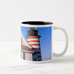 NA, USA, Maine. West Quoddy fyr i närheten Två-Tonad Mugg