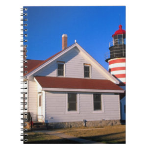 NA, USA, Maine. West Quoddy fyr nära Anteckningsbok Med Spiral