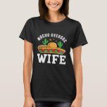 Nacho Average Makfe Funny Mexican Food Pun T Shirt<br><div class="desc">Nacho genomsnittsfru. Lustigt och sött Cinco De Mayo-design för fru,  mamma eller mor. Coola och fantastisk gifte sig med livsvaror för personer av latinskt eller latinamerikanskt ursprung. Färgfull sombrero-grafik för alla som nachos,  mexikansk mat älskare,  kärlek humor,  memes och puns. Vintage och western cowboydesign med grym och tryckt effekt.</div>