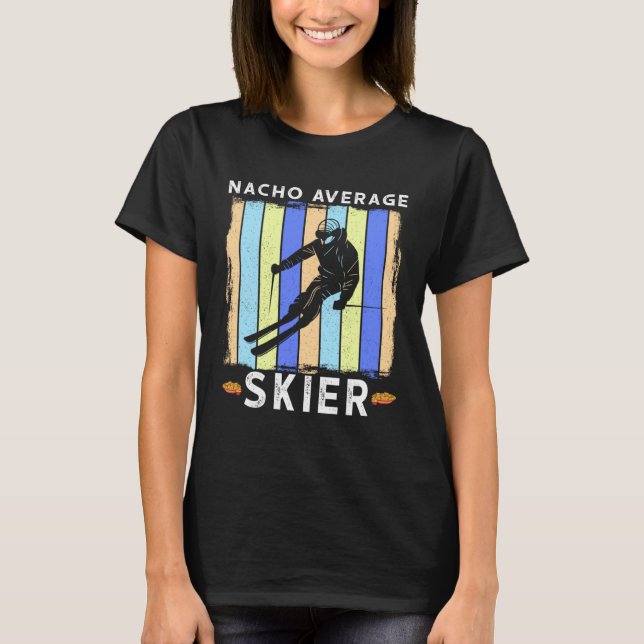 Nacho Average Skier Skiing som säger humorisont 2 T Shirt (Framsida)