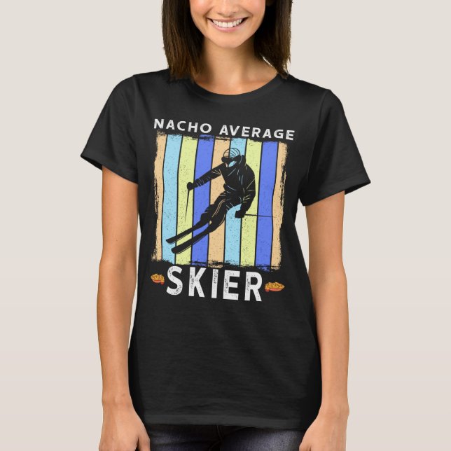 Nacho Average Skier Skiing som säger humorisont 2 T Shirt (Framsida)